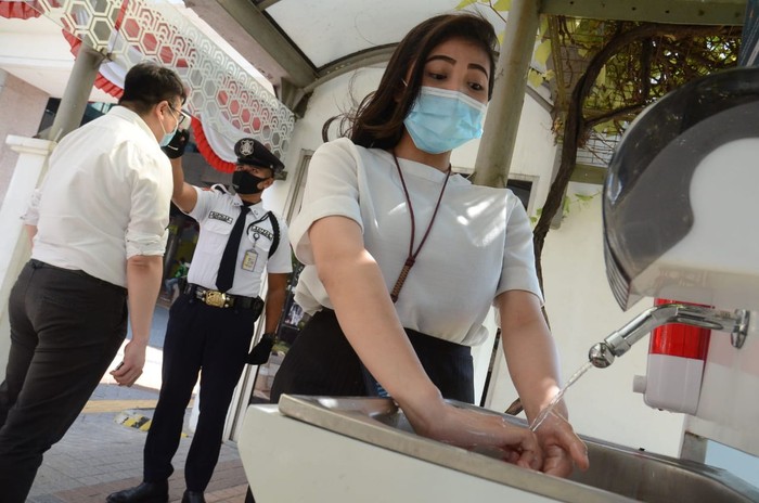 Berbagai perusahaan terus menggelorakan protokol kesehatan guna mencegah dan mengurangi penyebaran virus Corona di lingkungan kerja.