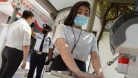 Salah satu perusahaan yang aktif adalah, perkantoran perbankan BTN. Pegawai PT Bank Tabungan Negara (Persero) Tbk, mencuci tangan di wastafel yang disiapkan oleh perusahaan di salah satu area pintu masuk Menara BTN, Jakarta, Senin (31/8). Foto: dok. Bank BTN