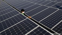 Pekerja melakukan pengecekan panel surya di kawasan Jakarta Selatan, Senin (31/8/2020).