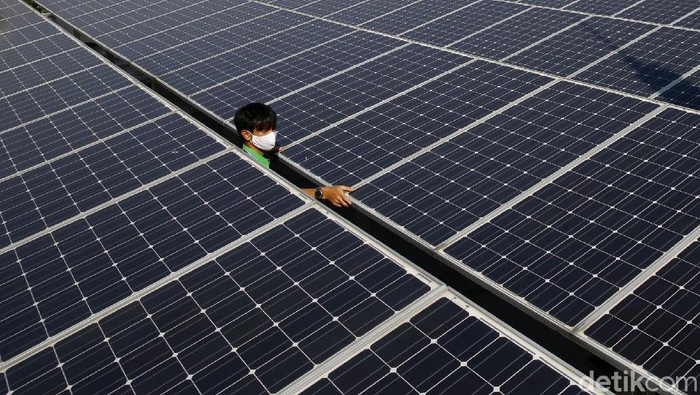 Percepatan Pengembangan dan Pemanfaatan Energi Surya Indonesia memiliki iradiasi energi matahari rata-rata 4,80 kWh per m2 per hari. Sehingga menjadi pilihan yang baik sebagai alternatif sumber energi.