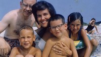 Buffett dan istrinya berpose di pantai bersama ketiga anaknya. Buffett menikahi istri pertamanya, Susan, pada tahun 1952. Mereka memiliki tiga anak bersama: Peter, Howard dan Susan. Dua yang terakhir terlihat di sini bersama orang tua mereka. Istimewa/Dok. Susie Buffett via CNN.
