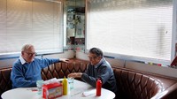 Buffett dan Ketua Microsoft Bill Gates menikmati makan bersama di Hollywood Diner di Omaha pada tahun 2010. Tahun itu, keduanya meluncurkan The Giving Pledge, yang mendorong para miliarder dunia untuk mendedikasikan sebagian besar kekayaan mereka untuk tujuan filantropi. Istimewa/Mark Peterson/Redux via CNN.