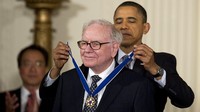 President Barack Obama awards the Presidential Medal of Freedom to Buffett in 2011. Mendali itu sebagai penghargaan bahwa Warren Buffet tidak hanya orang terkaya di dunia. Melainkan sebagai ikon keuangan yang gigih, tepat janji, dan berintegritas. Istimewa/Jim Watson/AFP/Getty Images via CNN.