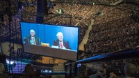 Buffett dan Wakil Ketua Berkshire Hathaway Charlie Munger terlihat di layar raksasa selama rapat pemegang saham Berkshire Hathaway pada tahun 2013. Istimewa/Nati Harnik/AP via CNN.