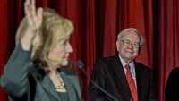 Buffett mendengarkan saat calon presiden Hillary Clinton berbicara dalam sebuah acara di Omaha pada tahun 2015. Buffett mengatakan pada rapat umum bahwa dia mendukung tawaran Clinton untuk menjadi presiden karena mereka memiliki komitmen yang sama untuk membantu yang kurang mampu. Istimewa/Daniel Acker/Bloomberg/Getty Images via CNN.