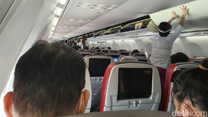 Pesawat Batik Air yang hampir terisi penuh penumpangnya