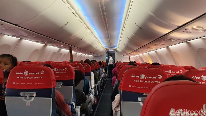 Pesawat Batik Air yang hampir terisi penuh penumpangnya