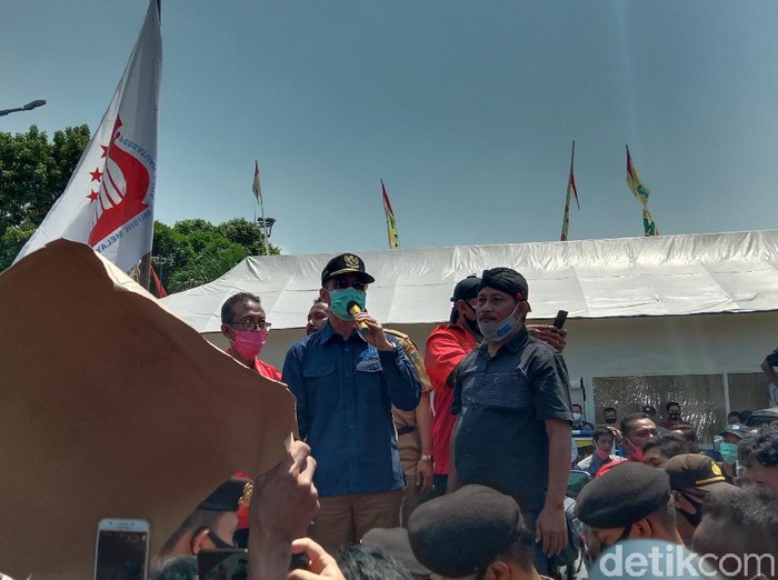 Plt Bupati Kudus HM Hartopo di hadapan massa penyanyi dangdut dan seniman lokal yang demo, Senin (31/8/2020).