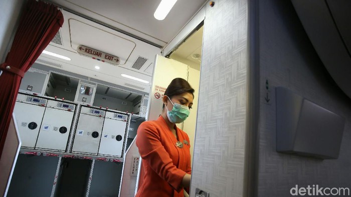 Beginilah potret pramugari Garuda Indonesia saat melayani ditengah pandemi Corona. Tetap menerapkan protokol kesehatan guna kebaikan bersama di era new normal.