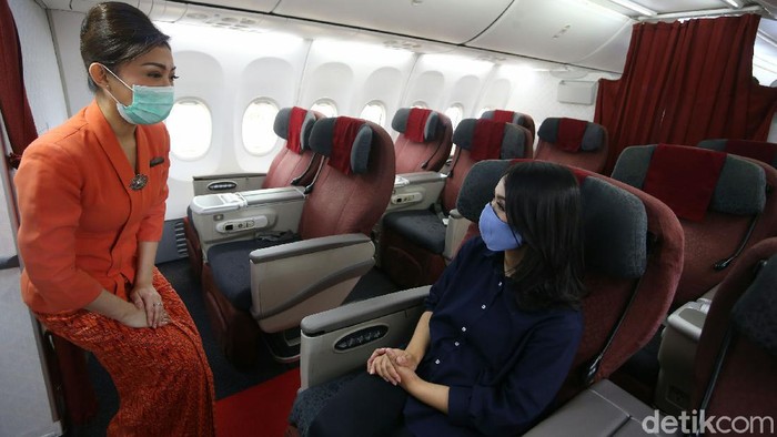 Beginilah potret pramugari Garuda Indonesia saat melayani ditengah pandemi Corona. Tetap menerapkan protokol kesehatan guna kebaikan bersama di era new normal.