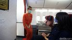 Potret Pramugari Garuda saat Melayani di Tengah Pandemi