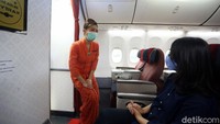 Pandemi corona memang berdampak pada hampir semua profesi, tak terkecuali dengan kru kabin pesawat maskapai Garuda Indonesia.