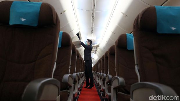 Beginilah potret pramugari Garuda Indonesia saat melayani ditengah pandemi Corona. Tetap menerapkan protokol kesehatan guna kebaikan bersama di era new normal.