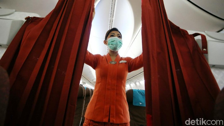 Beginilah potret pramugari Garuda Indonesia saat melayani ditengah pandemi Corona. Tetap menerapkan protokol kesehatan guna kebaikan bersama di era new normal.
