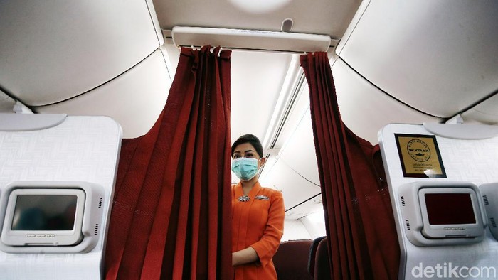 Beginilah potret pramugari Garuda Indonesia saat melayani ditengah pandemi Corona. Tetap menerapkan protokol kesehatan guna kebaikan bersama di era new normal.