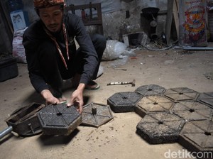 Mantul! Pria Bandung Barat Sulap Sampah Plastik Jadi Paving Block