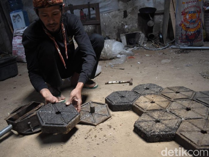 Pria Bandung Barat sulap sampah plastik jadi paving block