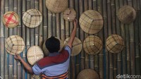 Dusun Pangaroan merupakan sentra penghasil perkakas rumah tangga berbahan anyaman bambu yang terkenal puluhan tahun. 
