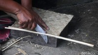 Dari sini juga para pengrajin bambu bisa menyambangi hidup dari hasil kerajinan bambu yang dibuatnya. Maka sedikitnya ada 50 pengrajin anyaman bambu yang saat ini masih bertahan.