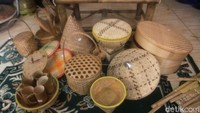 Untuk itu, agar warisan leluhur ini tidak hilang dimakan zaman, warga Dusun Pangaroan sepakat akan terus menegmbangkan potensi yang ada dengan terus memproduksi anyaman bambu terutama alat rumah tangga.