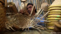 Adapun kerajinan anyaman bambu yang dibuat sampai saat ini diantaranya nyiru, cecempeh, dingkul, boboko dan hihid atau kipas. 