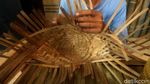 Puluhan Tahun Anyaman Bambu Sumedang Tetap Bertahan