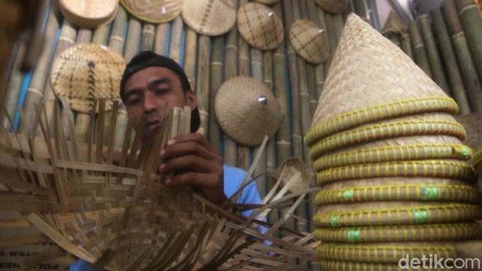 Puluhan Tahun Anyaman Bambu Sumedang Tetap Bertahan Kisah kampung anyaman bambu yang berada di Dusun Pangaroan, Sumedang, ini mampu bertahan hingga puluhan tahun dan masih eksis sampai saat ini.