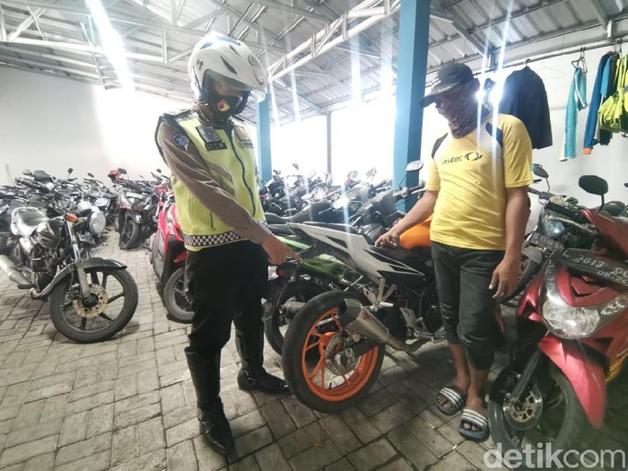 Satlantas Polres Gresik terus melakukan edukasi dan penindakan dalam pelanggaran lalu lintas. Terutama soal roda dua yang tidak menggunakan knalpot standar.
