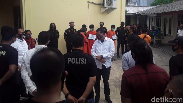 Rekonstruksi penembakan warga Palembang gegara utang sabu dipindah ke Polda Sumsel karena situasi di TKP memanas (Raja Adil/detikcom)