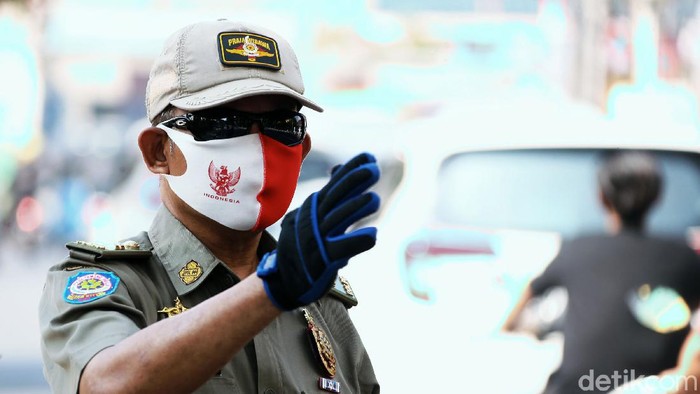 Puluhan petugas Satpol PP menggelar razia masker di jalan Percetakan Negara, Rawasari, Jakarta, Senin(31/08/2020).