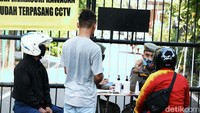 Pengendara yang tidak memakai masker dibawa ke posko untuk didata dan diberi pengarahan.
