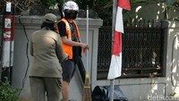 Pelanggar dikenakan sanksi sosial dengan menyapu jalan.
