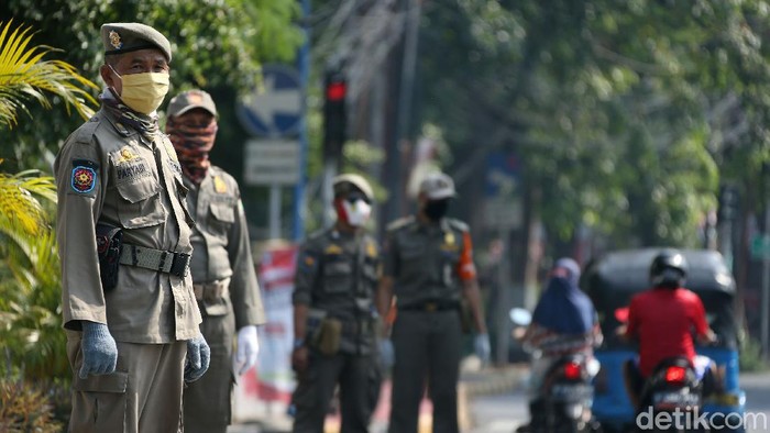 Puluhan petugas Satpol PP menggelar razia masker di jalan Percetakan Negara, Rawasari, Jakarta, Senin(31/08/2020).