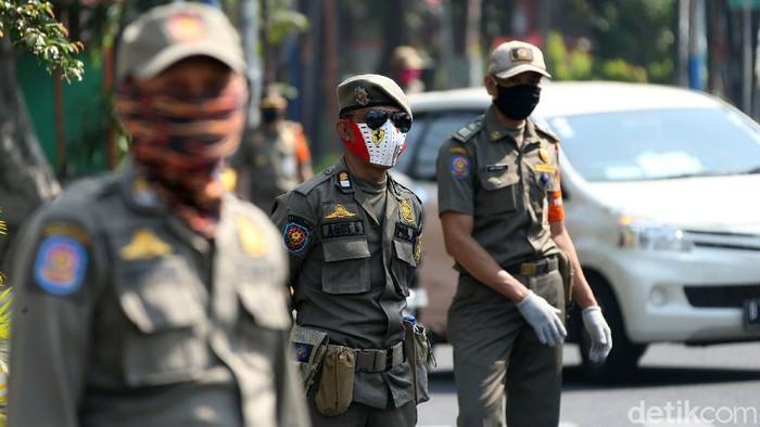 Satpol PP Razia Masker di Jalan Percetakan Negara Puluhan petugas Satpol PP menggelar razia masker di jalan Percetakan Negara, Rawasari, Jakarta, Senin(31/08/2020).