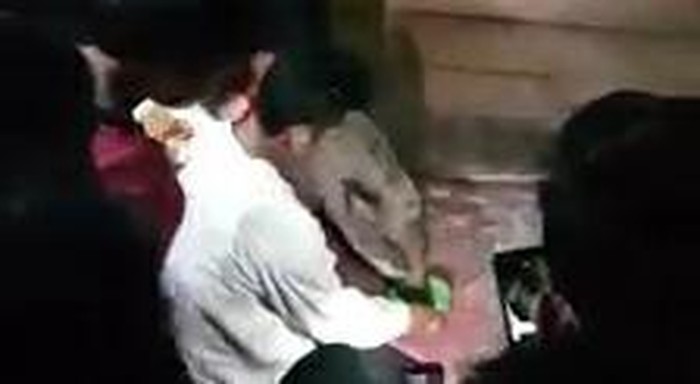 Screenshot viral babi hutan jadi jinak ikut warga pulang di Sumsel (dok. Istimewa)