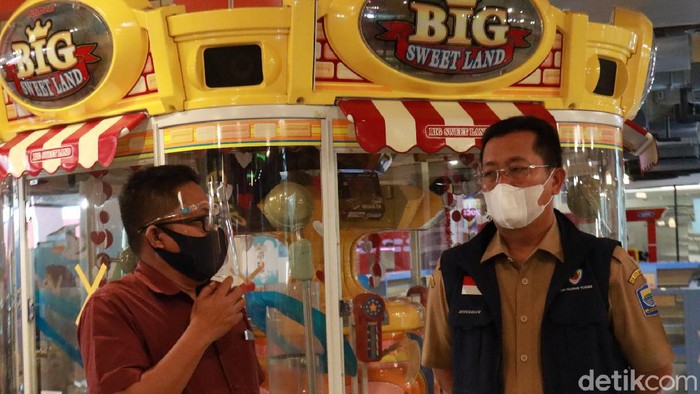 Sekda Bandung Ema Sumarna tinjau kesiapan tempat bermain di mal Kota Bandung.