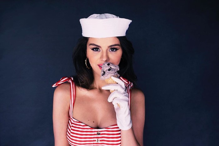 selena gomez dapat bunga bentuk es krim selena gomez dapat bunga bentuk es krim