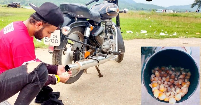 Seorang bikers di India memasak popcorn di lubang knalpot