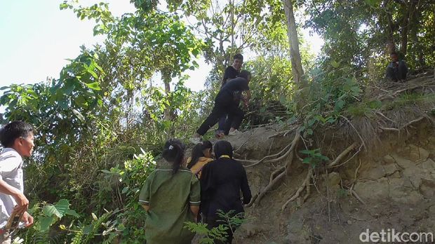 Siswa di Polman, Sulbar ke puncak bukit untuk belajar (Abdy-detikcom).