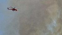 Proses pemadaman juga tidak hanya dilakukan oleh mobil pemadam, tapi helikopter dan pesawat juga dikerahkan ke lokasi kebakaran. Vangelis Bougiotis/InTime News via AP.