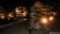 Dengan adanya jam malam ini, Pemkot Depok mengoptimalkan peran Kampung Siaga COVID-19 dengan memprioritaskan pendataan tempat kerja warga, melakukan pengawasan keluar-masuk tamu yang datang ke rumah warga dan menerapkan protokol kesehatan secara ketat di Kampung Siaga COVID.