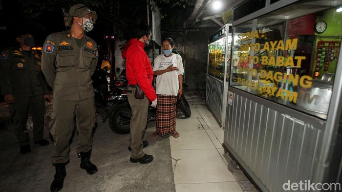 Pemkot Depok batasi aktivitas warga dengan berlakukan jam malam. Pemberlakuan jam malam dilakukan guna kendalikan penyebaran virus Corona.