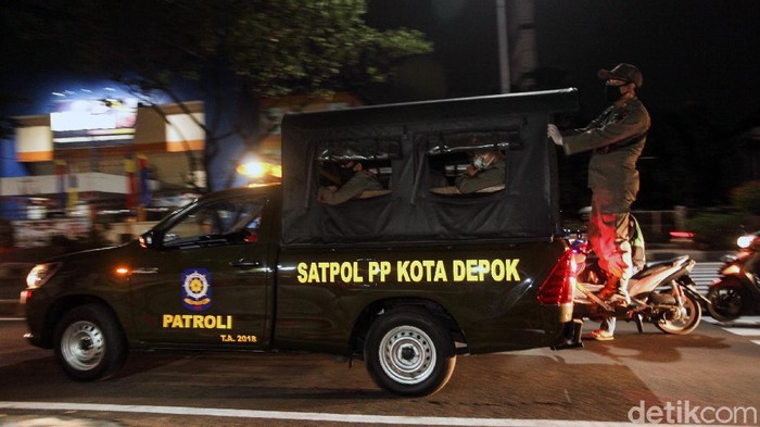 Pemkot Depok batasi aktivitas warga dengan berlakukan jam malam. Pemberlakuan jam malam dilakukan guna kendalikan penyebaran virus Corona.