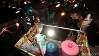 Pembatasan operasional juga berlaku untuk mall, minimarket hingga toko dan rumah makan. Khusus untuk layanan antar dapat dilakukan hingga pukul 21.00 WIB.