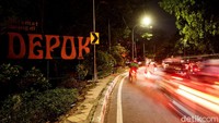 Untuk diketahui, Depok membatasi aktivitas warga hingga pukul 20.00 WIB. Sementara jam operasional mal, toko-toko, hingga kafe dibatasi hingga pukul 18.00 WIB.