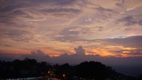 Pemandangan dari atas Tebing Breksi si waktu senja sungguh menawan. (Foto: Titry Frilyani/dtraveler)**** Artikel ini merupakan kiriman pembaca detikTravel, Titry Frilyani dan sudah tayang di dTravelers Photos. Traveler yang hobi berbagi cerita perjalanan, yuk kirim artikel, foto atau snapshot kepada detikTravel di dTravelers. Link-nya di sini.