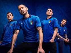 Puma kembali menghadirkan jersey elegan untuk timnas Italia. Jersey kandang anyar Gli Azzurri yang berwarna biru ini terinspirasi oleh era Renaisans (Foto: Twitter @FIGC)