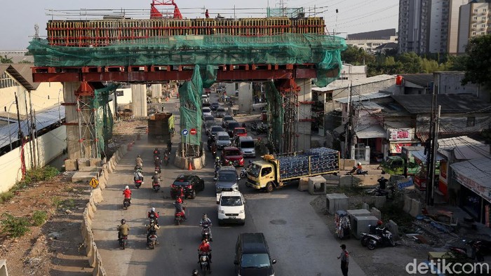Pembangunan Tol Pulo Gebang-Kelapa Gading terus dikebut pengerjaannya. Para pekerja pun tampak sibuk menyelesaikan proyek jalan tol tersebut.
