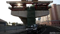 Pembangunan jalan tol ini pun terus berlangsung meski di tengah pandemi COVID-19.