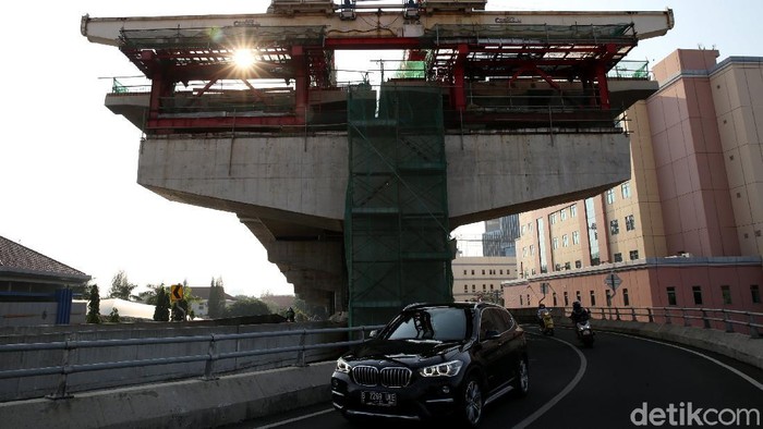 Pembangunan Tol Pulo Gebang-Kelapa Gading terus dikebut pengerjaannya. Para pekerja pun tampak sibuk menyelesaikan proyek jalan tol tersebut.